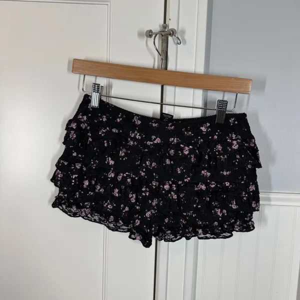 Urban Outfitters Lace Ruffle Sexy Shorts Womens Small Black Pink Floral Tiered‎ - Image 4