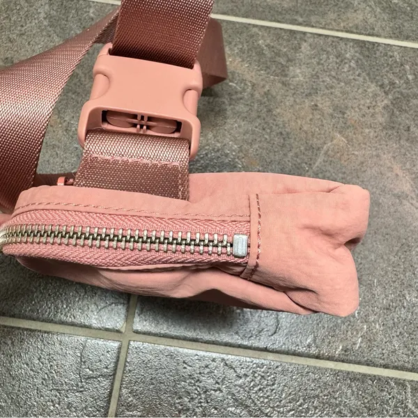 Lululemon Everywhere Belt Bag Fanny Pack *1L Deco Pink - Image 10