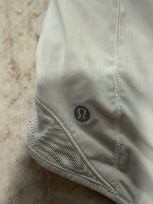 Lululemon Shorts Hotty Hot 2.5" - Image 4