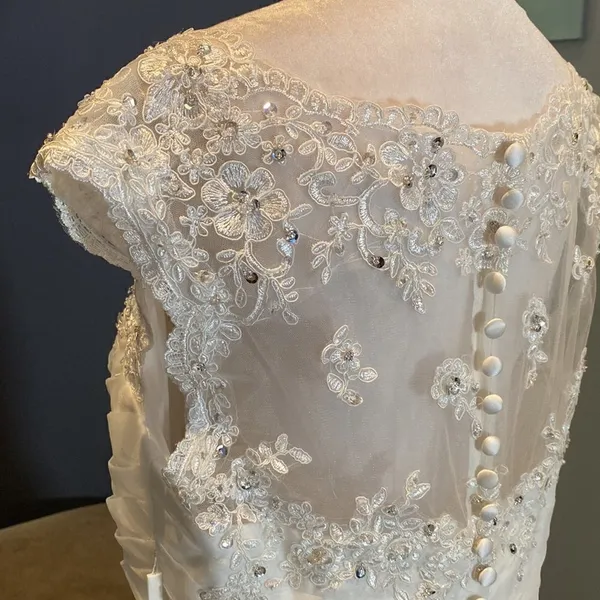 Women’s Wedding Dress Mermaid Fit Zip Up Back Small Train Size 14 NWT - Image 8