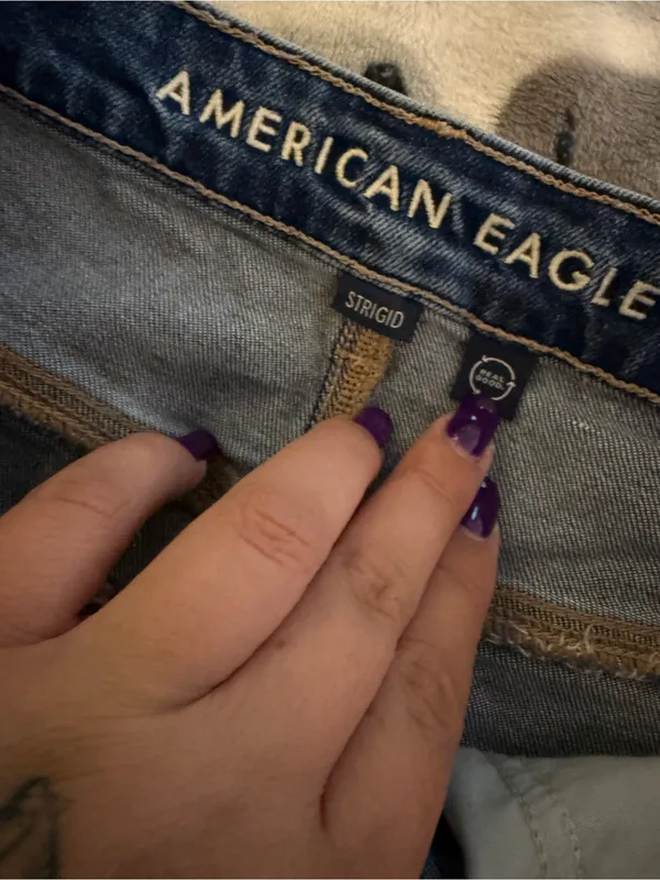 American Eagle Mom Jeans Women’s 8 Regular Medium Wash Distressed Raw Hem - Image 6