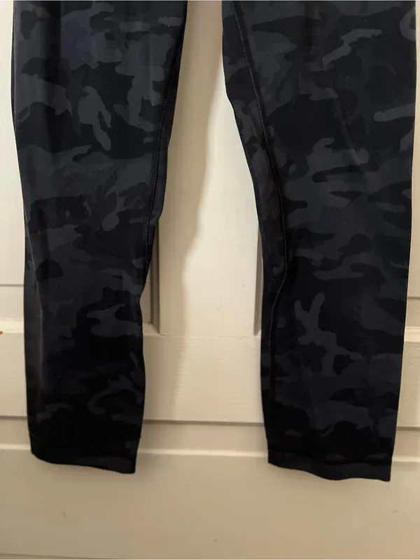 Lululemon Lululemon Align High-Rise Crop 21" Incognito Camo Print Size 6 - Image 3