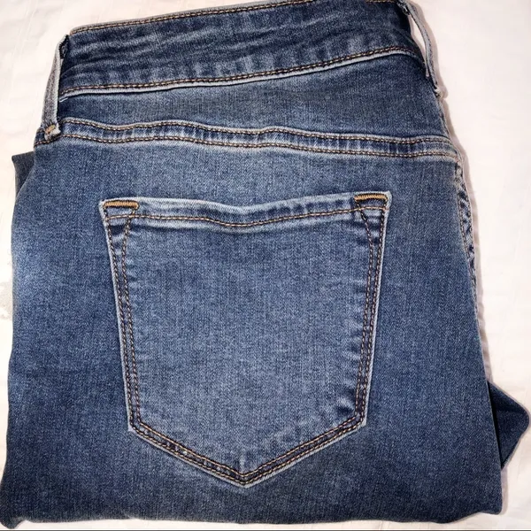 Old Navy rockstar mid rise size 10 distressed jean - Image 3