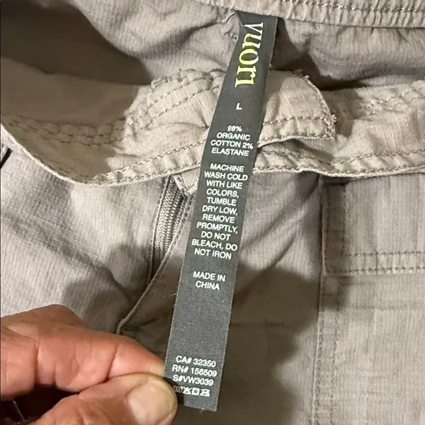 Vuori Women's Taupe Cargo Shorts Large - Image 2