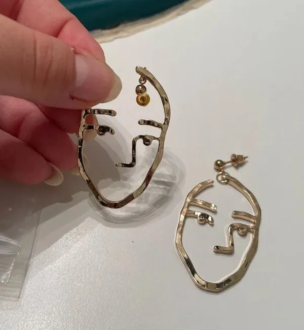GOLD TONE FACE EARRINGS - Image 2