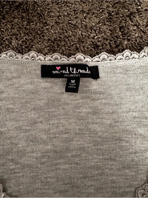Women’s Light Gray Long Sleeve V-Neck Top Size Medium 0203 - Image 2
