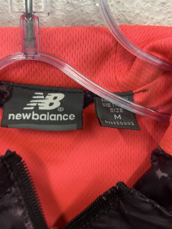 New Balance Women Windbreaker Jacket Size Medium Pink Burgundy Hooded Full Zip - Image 4