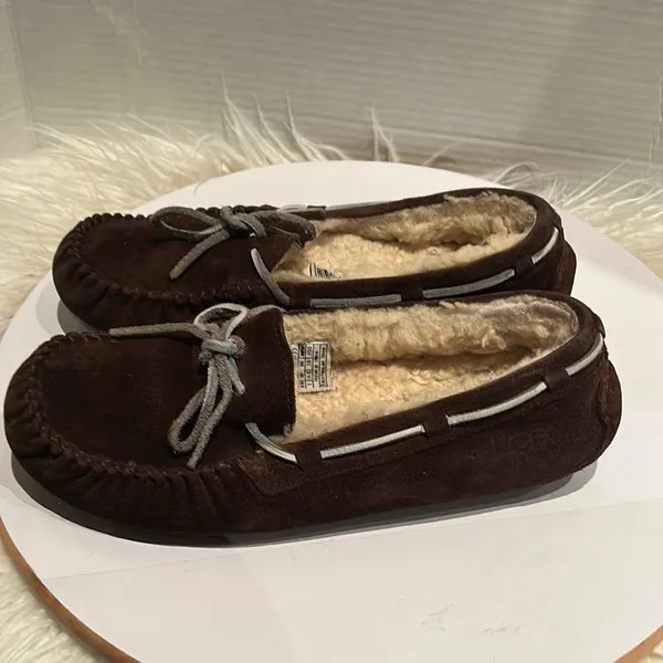 UGG women’s Sheep Lined Moccosin In Coco Brown Size 8. - Image 4