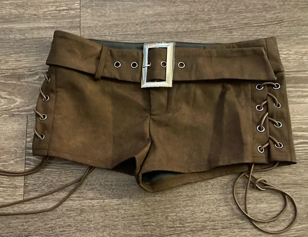 NWT Boutique Brown Side Tie Waist Eyelet Detail Shorts in Chocolate. Size Medium - Image 4