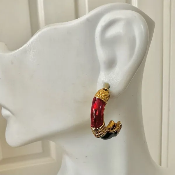 Red black and gold tone half hoop earrings - Image 6