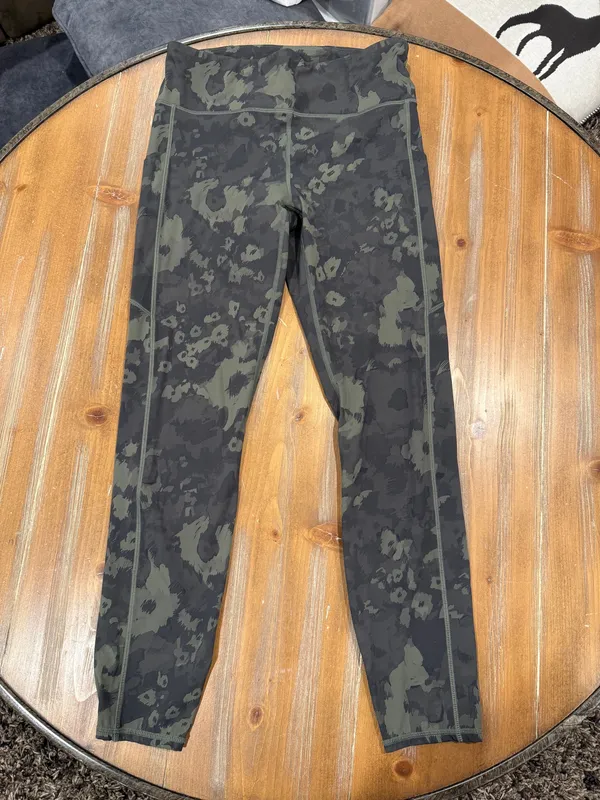 Vuori Stride Pocket Leggings Size Women's M Green Camo High Waist VW429 7/ - Image 4