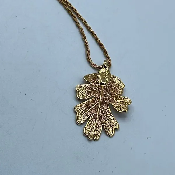 Vintage gold tone oak leaf pendant and 25” approximately chain. - Image 7