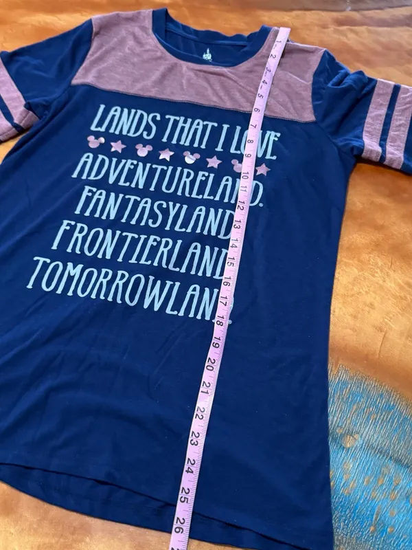 Disney Parks Navy Pink 'Lands That I Love' Short Sleeve Graphic Tee medium - Image 5