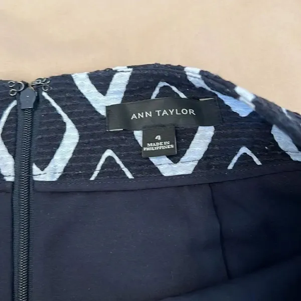 Ann Taylor sz 4 blue and white abstract print fully lined back zip skirt EUC - Image 7