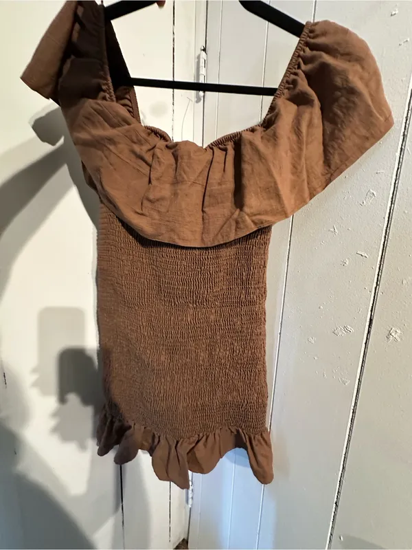 ANTHROPOLOGIE Smocked Ruffle Off-Shoulder Dress in Brown Large - Image 6
