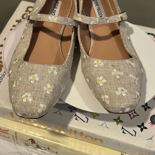 Steve Madden Linen Daisy Embroidered Mary Jane Flats Womens 8.5 Beige Square Toe - Image 7