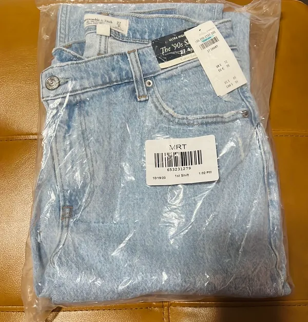 Abercrombie Curve Love Ultra High Rise 90s Straight Jean - Size 27 SHORT - Image 5