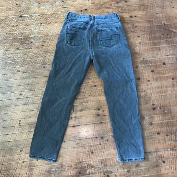 American Eagle black distressed size 4 normcore Mom jeans - Image 3