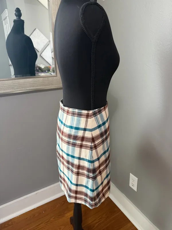 Aritzia Wilfred Classic Plaid Old Money Academia Mini Skirt Size 2. - Image 4