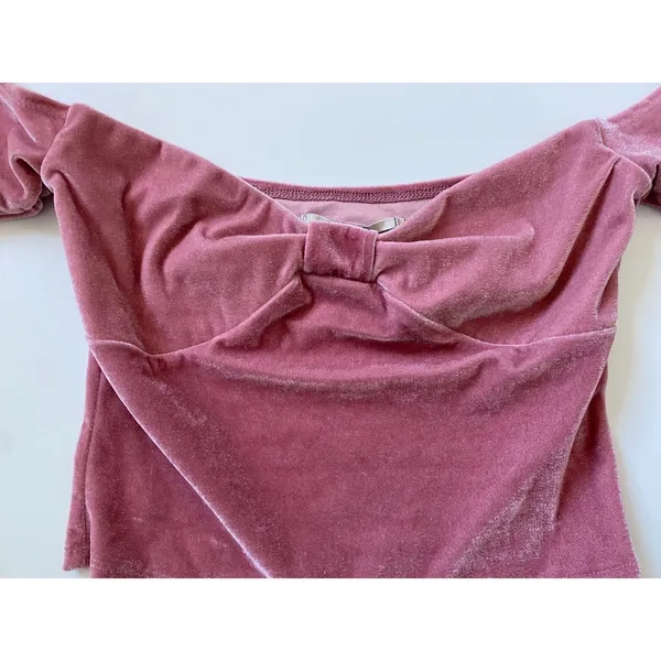 Kimchi Blue UO Esme Pink Velvet Off The Shoulder Knot Front Crop Top Wmns Medium - Image 3