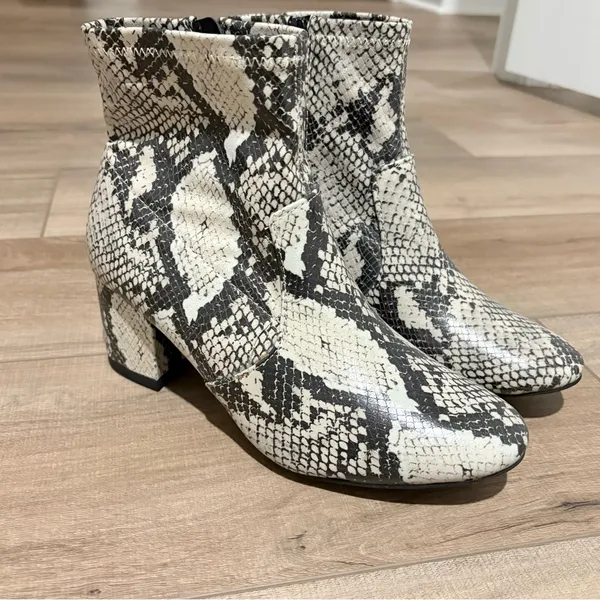 Time and Tru Heeled‎ Snakeskin faux leather zip Ankle Boots black cream size 7.5 - Image 2