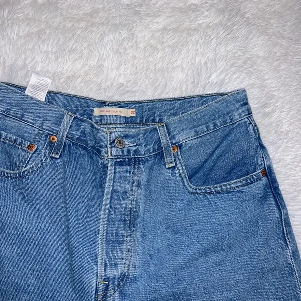 Levi’s Ribcage Light Wash Shorts size 33 - Image 4