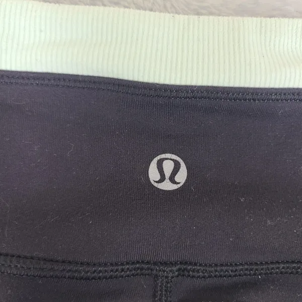 Women's Lululemon Black Stretch Pull On‎ Capri YOGA Leggings sz. 4 - Image 6
