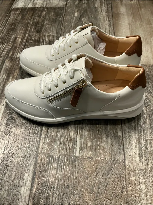 Clarks Women's White Leather Sneakers with Gold Zip and Brown Accents Size 8.5 - Image 8