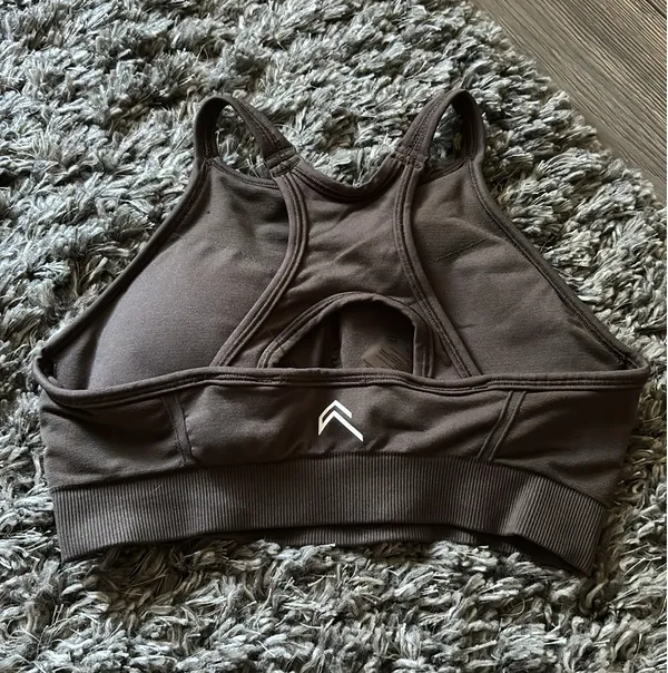 EFFORTLESS SEAMLESS HIGH NECK BRALETTE | DEEP TAUPE Oner Active Medium - Image 4