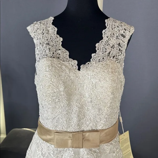 Women’s White Sleeveless V-Neck Wedding Dress Lace Applique Zip Back Size M NWT - Image 2