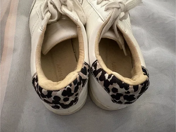 Women’s Old Navy White Sneakers with leopard print fabric Size 6 - Image 3