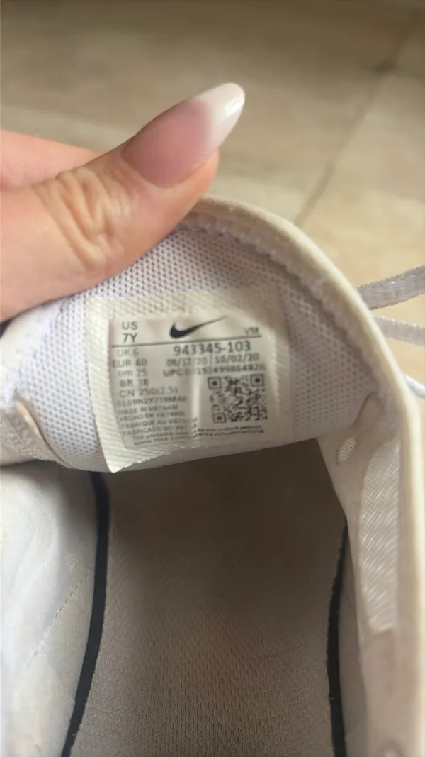 Nike Tennis Shoes - Image 5
