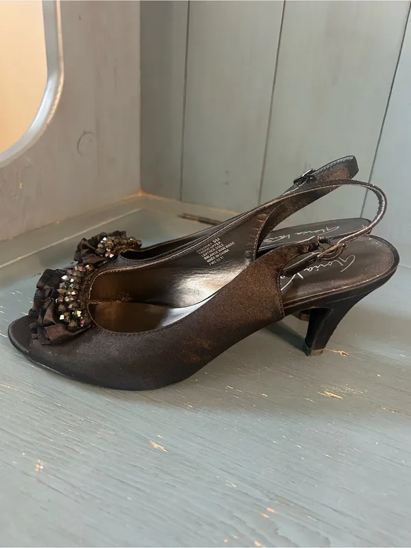 Gloria Vanderbilt Blk Satin Peep-Toe Slingback Heels w/Ruffle & Crystal Accents - Image 4