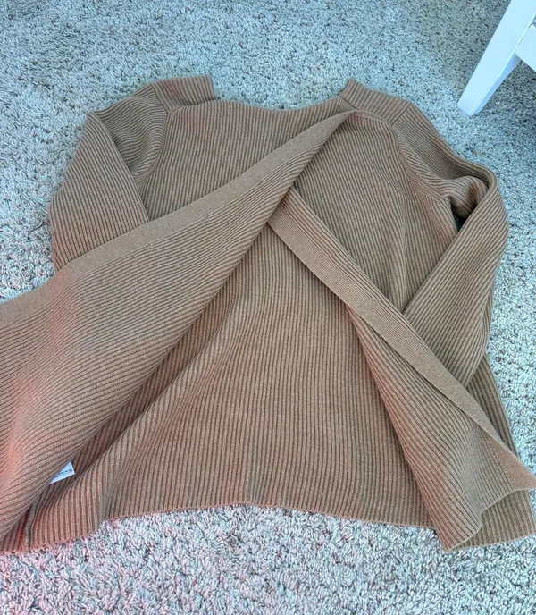 Banana Republic Sweater - Image 3