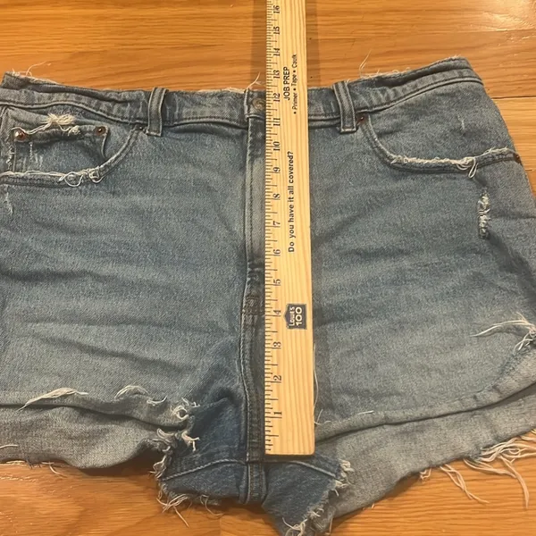 Abercrombie & fitch The mom high rises distressed Jean shorts size 32/14 . - Image 3
