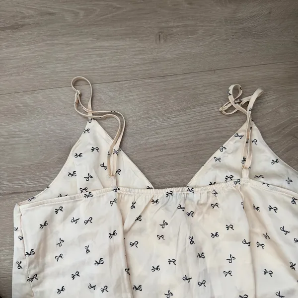Abercrombie and Fitch Bow Cream and Black Sleep Set - Image 7