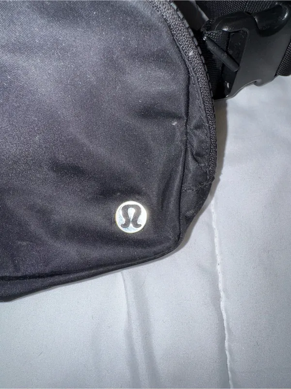 Lululemon Everywhere Belt Bag Black 1L - Image 2