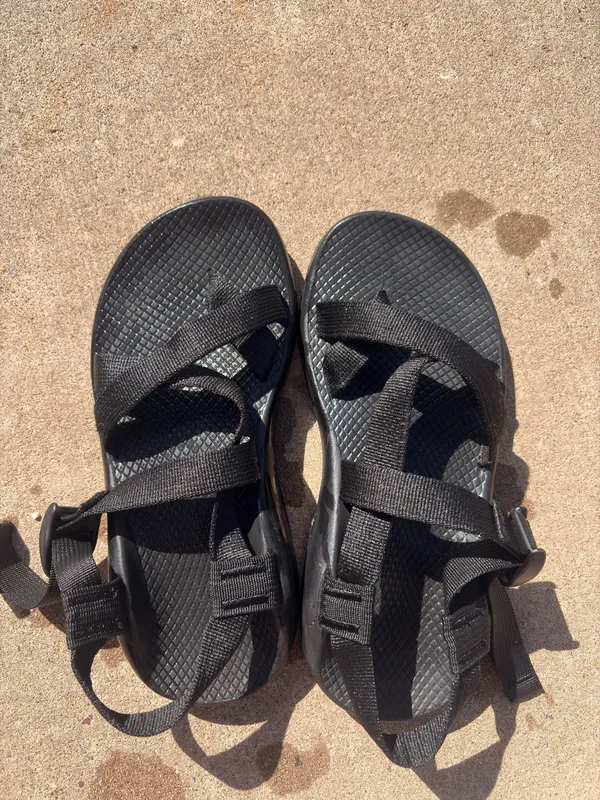 Size 8 W chacos single strap with toe loop - Image 3