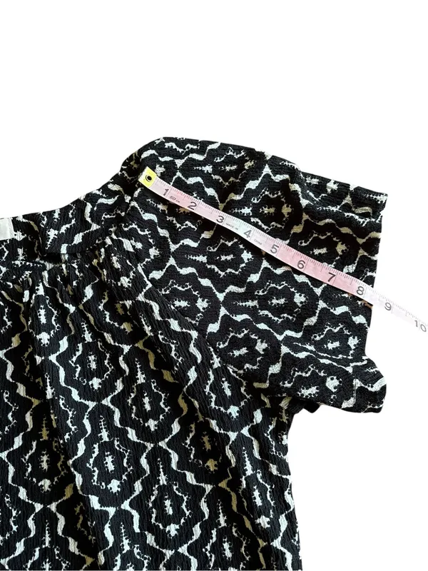 Loft Geometric Black/White Flutter Sleeve Print Top- Size M - Image 10