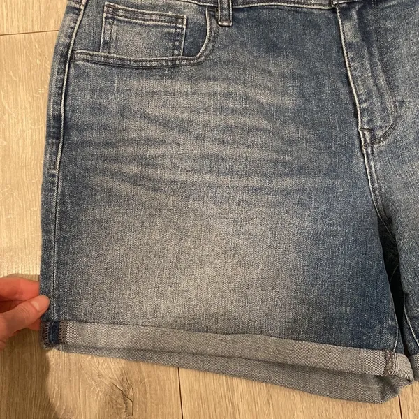 Old Navy The Sweetheart Medium Wash Jean Shorts - Image 4
