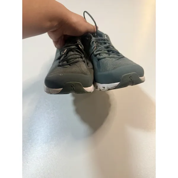 On Cloud Women's running Size 9 Green - Image 10