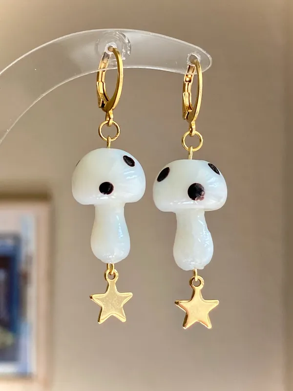 Handmade Kawaii Y2k lampwork glass mushroom & star dangle earrings🍄⭐️ - Image 2
