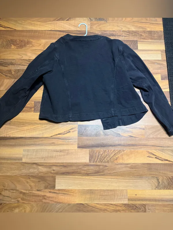 🌸GAP Black Denim Jacket with Subtle Fading - Image 3