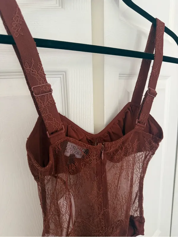 NWT Danielle Bernstein Warm Brown Lace Sheer Structured Bodysuit Top Size 2 - Image 9