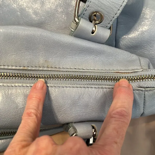 Danier light blue soft leather handbag with adjustable handles EUC - Image 10