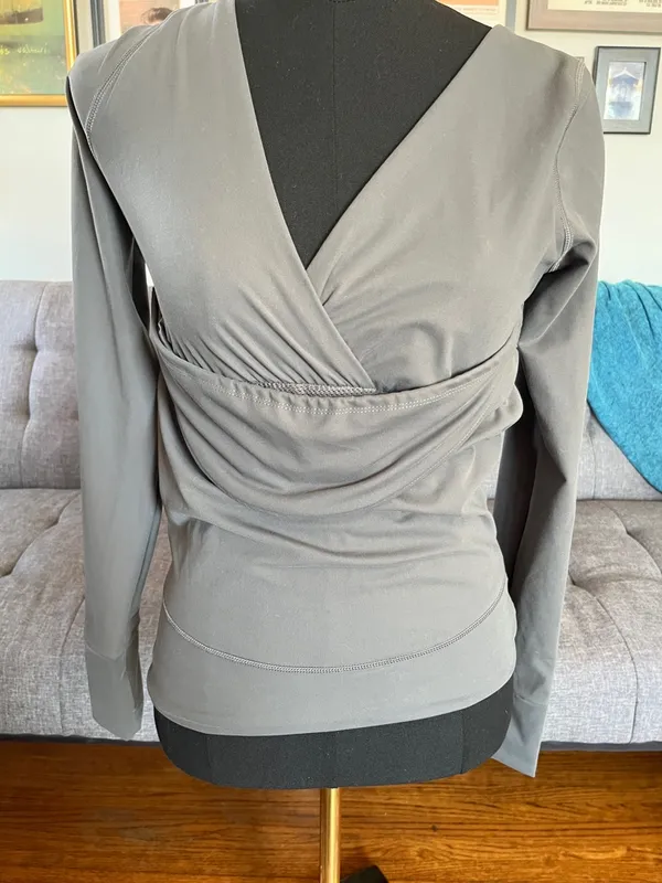 Lalabu Women’s Gray Long-Sleeve Baby Wearing Long Sleeve top size Small - Image 2
