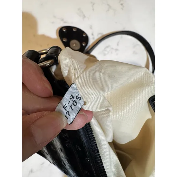 GUESS crossbody black purse silver "G" logo buckle matching flower charm VTG - Image 13