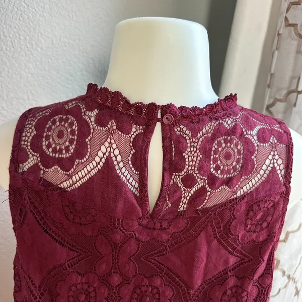 Doe & Rae Burgundy Sleeveless Lace Top Size M - Image 4