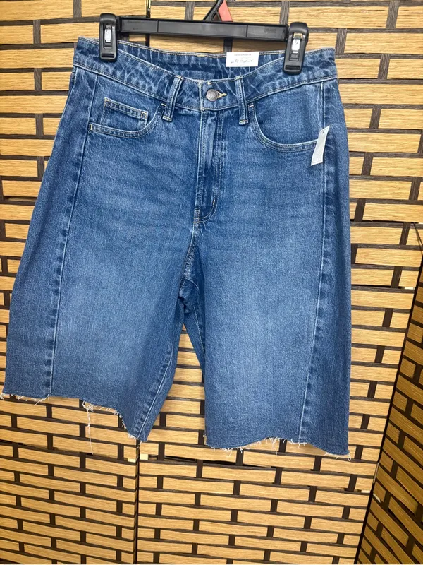 Time and tru high rise denim barrel leg Bermuda shorts size 8 - Image 4