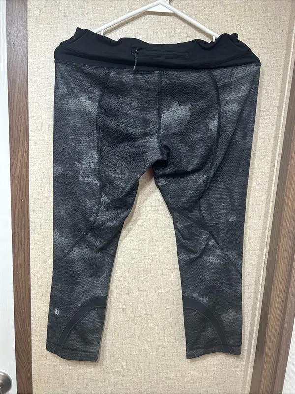 Women’s Black Athletic Capri Leggings Size M - Image 2